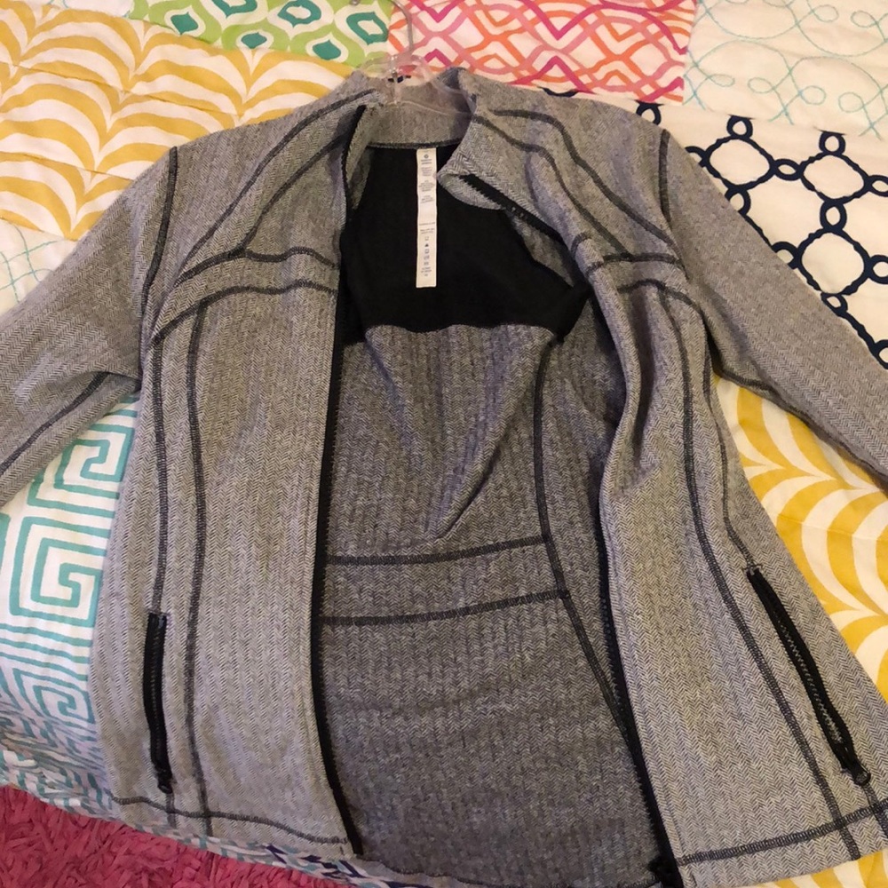 LULU zip up!!